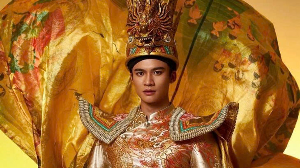 Dinh Sy Tu showcases Vietnamese costume at Mister Cosmopolitan 2025